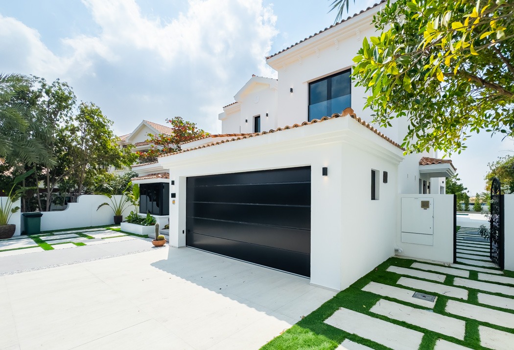 Driveway and garage of the renovated Lime Tree Valley villa, Jumeirah Golf Estates